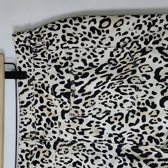 Chico's Sateen Cheetah Print Slim Leg Crop Pants Size 14 - Picture 5 of 7